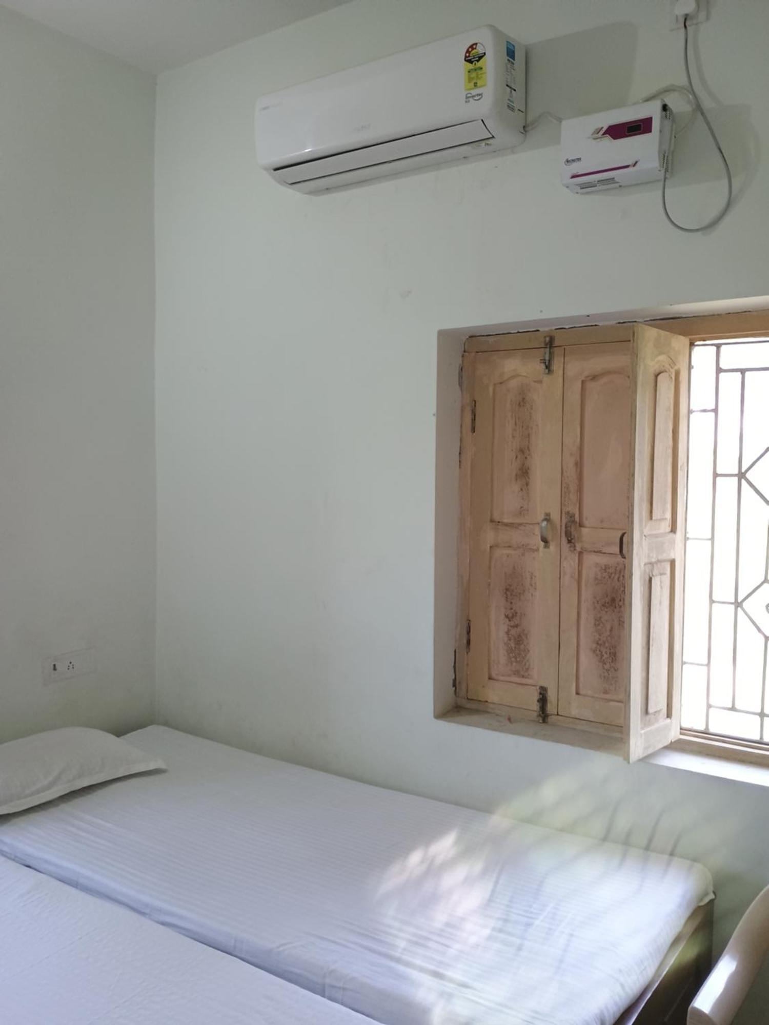 Budha Ashram Guest House Bodh Gaya Camera foto